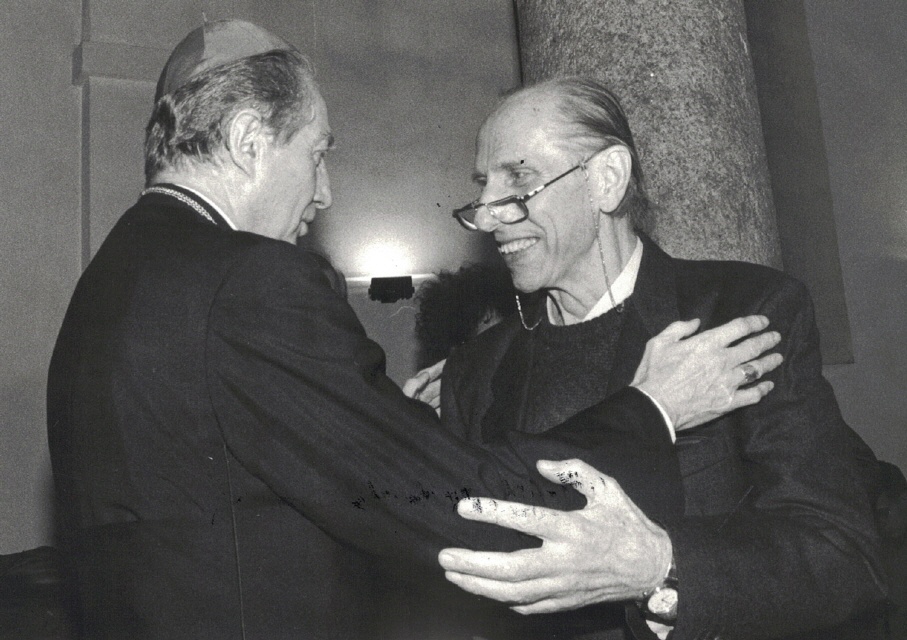 Kardinal Martini umarmt David Maria Turoldo anlässlich der Verleihung des Lazzatipreises, 21. Nov. 1991 (©1)