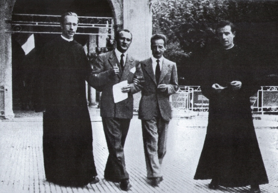 Mit seinen Freunden Angelo Romanó, Luigi Santucci und Camillo De Piaz, 1947 (©4)